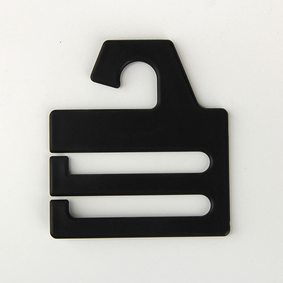 Niestandardowe czarne plastikowe wieszaki na krawaty 6,1 * 7,4 cm PS z logo